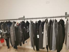 Stock abbigliamento firmato uomo e donna firmato GUESS 