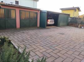 Villa bifamiliare con 2 appartamenti di 110m cadauno total. cantinata cortile, giardino e 5 box auto