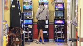 BAR CON SLOTS  IN QUARTIERE POPOLARE