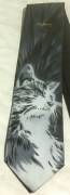 Cravatta Ervè Jacques dipinta a mano in seta raffigurante un gatto nuova con cellophane
