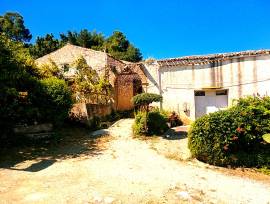 2 RUSTICI IN PIETRA SOPPALCABILI CON TERRENO VISTA MARE