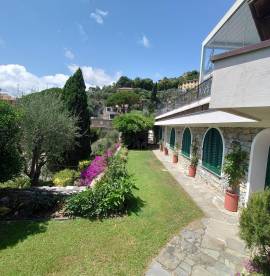 Eleganza al Mare: Villa di Lusso con Vista Mozzafiato, Ampia Piscina e Servizi Raffinati