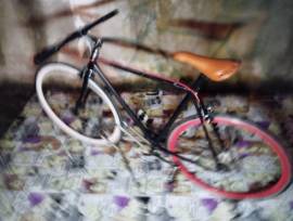 Bicicletta Fixie,ricondizionata,manubrio in Carbonio e ruote piene.