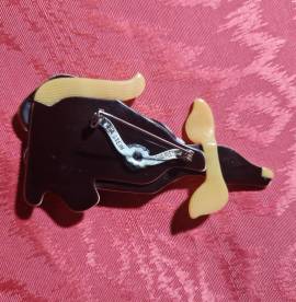 Léa Stein Paris spilla  vintage  , cane che ulula alla luna , in acetato di celluloide laminato . Ma