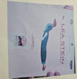 Léa Stein Paris spilla  vintage  , cane che ulula alla luna , in acetato di celluloide laminato . Ma