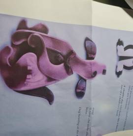 Léa Stein Paris spilla  vintage  , cane che ulula alla luna , in acetato di celluloide laminato . Ma