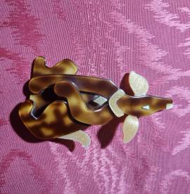 Léa Stein Paris spilla  vintage  , cane che ulula alla luna , in acetato di celluloide laminato . Ma