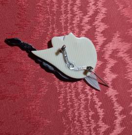 Léa Stein Paris spilla  vintage  in acetato di celluloide laminato . Mai indossata marchio visibile 