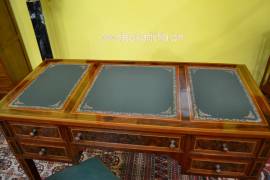 Scrittoio da centro stile Luigi XVI piano in ecopelle verde 109 cm.