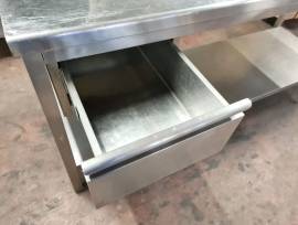 TAVOLO NEUTRO INOX CON RIPIANO USATO 
