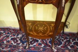 Tavolino-comodino mezzo giro intarsiato stile Luigi XV