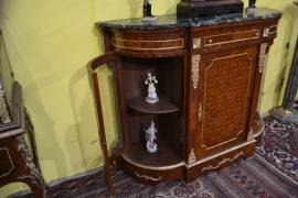 Credenza mezzo giro stile Napoleone III a tre ante Credenza mezzo giro stile Napoleone III a tre ante