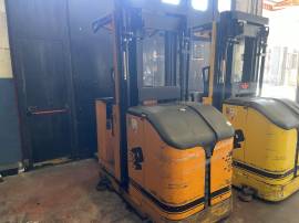 N. 3 carrelli elevatori e n. 2 transpallet elettrici