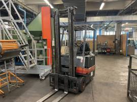 N. 3 carrelli elevatori e n. 2 transpallet elettrici