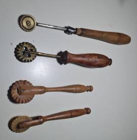Strumenti d’epoca   , rotelle taglia pasta in materiali vari, e "speronella" strumento da 