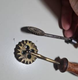 Strumenti d’epoca   , rotelle taglia pasta in materiali vari, e "speronella" strumento da 