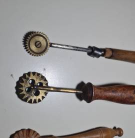 Strumenti d’epoca   , rotelle taglia pasta in materiali vari, e "speronella" strumento da 