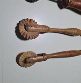 Strumenti d’epoca   , rotelle taglia pasta in materiali vari, e "speronella" strumento da 