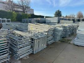 Ponteggi, attrezzature da cantiere e pannelli