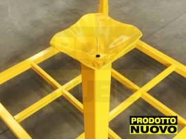 Bancali o pallet in ferro accatastabili con montanti 