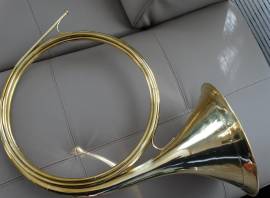 Corno da caccia in rame marchiato FRANCOIS PERINET Corno da caccia in rame marchiato FRANCOIS PERINET