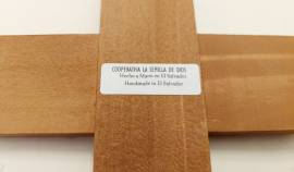 Croce in legno dipinta a mano ramo di ulivo e uccellini Cooperativa La Semilla de Dios  