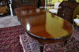 Tavolo da pranzo-riunioni tondo stile inglese allungabile fino a 324 cm. Tavolo da pranzo-riunioni tondo stile inglese allungabile fino a 324 cm.