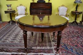 Tavolo da pranzo-riunioni tondo stile inglese allungabile fino a 324 cm. Tavolo da pranzo-riunioni tondo stile inglese allungabile fino a 324 cm.