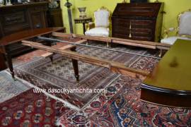 Tavolo da pranzo-riunioni tondo stile inglese allungabile fino a 324 cm. Tavolo da pranzo-riunioni tondo stile inglese allungabile fino a 324 cm.