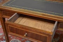 Scrivania da centro stile Luigi XVI cm.100 con piano in ecopelle marrone