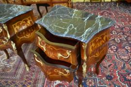 Coppia di comodini stile Luigi XV con piano in marmo 