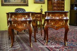 Coppia di comodini stile Luigi XV con piano in marmo 