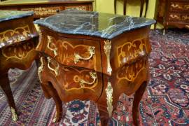 Coppia di comodini stile Luigi XV con piano in marmo 