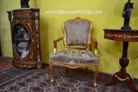 Coppia di poltrone dorate in tessuto damascato beige stile Luigi XV