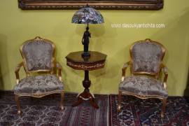 Coppia di poltrone dorate in tessuto damascato beige stile Luigi XV