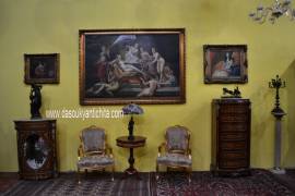 Coppia di poltrone dorate in tessuto damascato beige stile Luigi XV