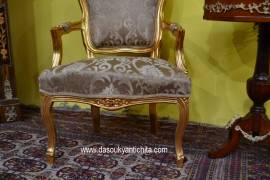 Coppia di poltrone dorate in tessuto damascato beige stile Luigi XV
