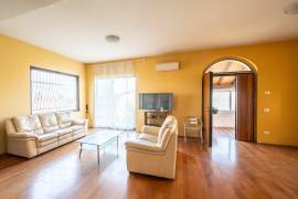 Incantevole Casale Indipendente con giardino. Il Rifugio Perfetto a Due Passi Dalla Città Fidenza