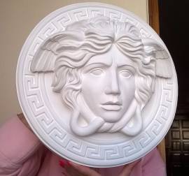 Dal mito la Medusa scultura avente diametro di 38 cm 