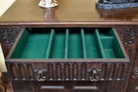 Antica credenza-madia a due sportelli stile Neorinascimento