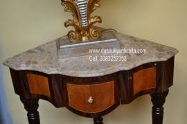 Tavolino angolare stile Luigi XVI con piano in marmo sagomato