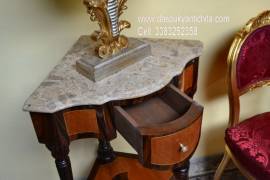 Tavolino angolare stile Luigi XVI con piano in marmo sagomato
