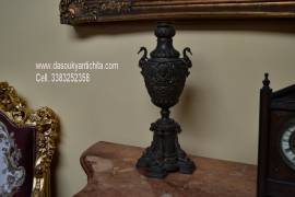 Antica coppia di candelabri in bronzo del 900