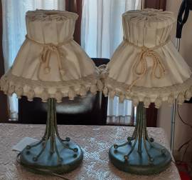 Letto matrimoniale lampadario e due abajour 