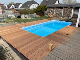 piscina in vetroresina 8,1x3,65x1,5 scale interne impostato