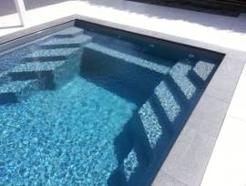 piscina in vetroresina 8,5x3,65x1,5 scale interne impostato