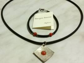 Collana con pendente in argento e braccialetto in caucciù e corallo rosso di Sardegna con scatola  