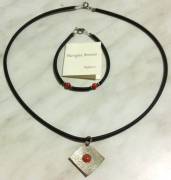 Collana con pendente in argento e braccialetto in caucciù e corallo rosso di Sardegna con scatola  