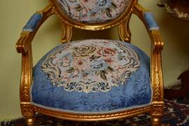 Coppia di poltrone stile Luigi XVI in tessuto damascato turchese