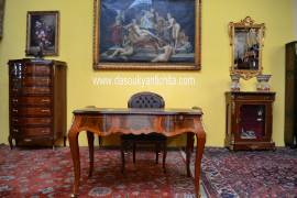 Scrivania da centro cm.133 stile Luigi XV con piano in ecopelle marrone